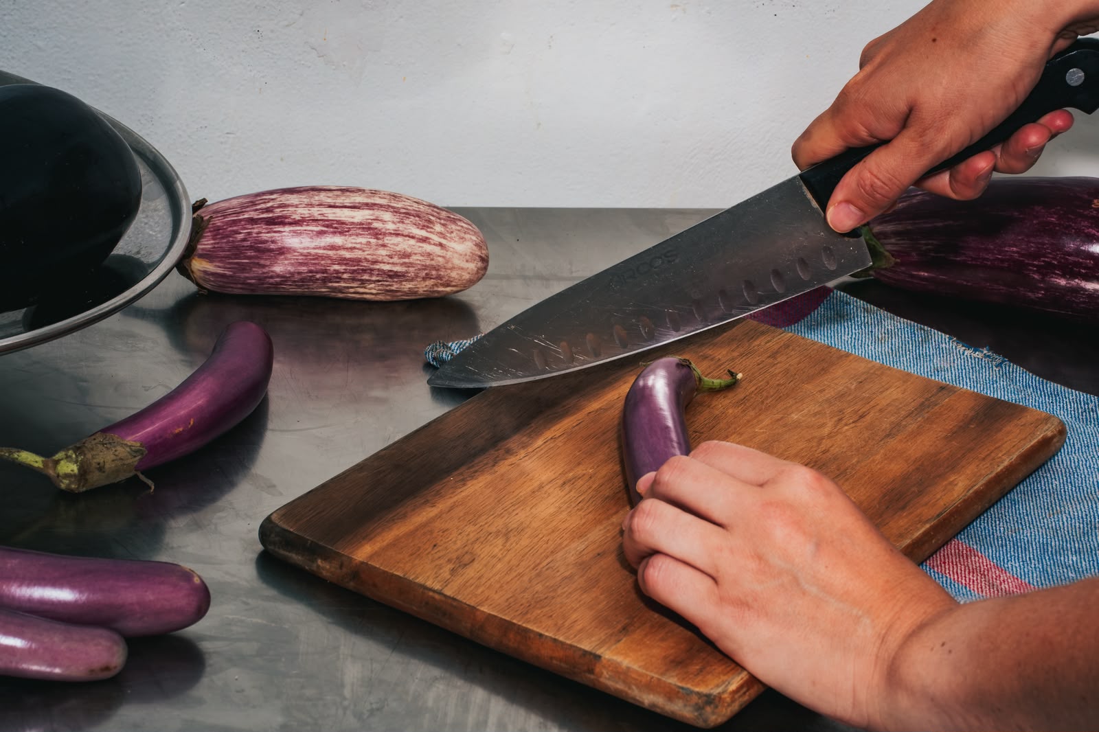 Cortando berenjena de la huerta en la cocina
