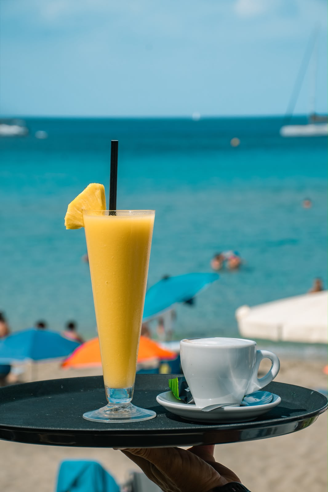 Smoothie servido en la playa
